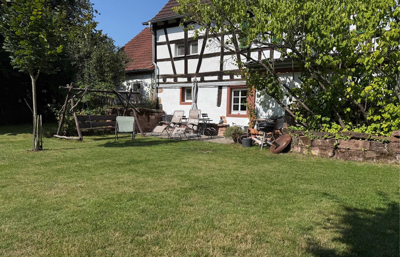 Garten mit Schaukel und Ferienhof